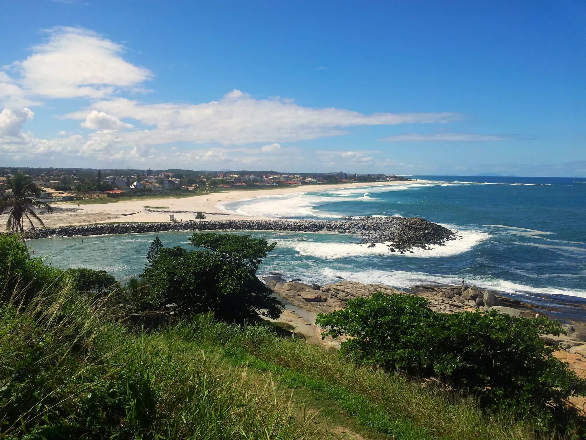 A foz da lagoa de Saquarema e a faixa de praia de Itaúna